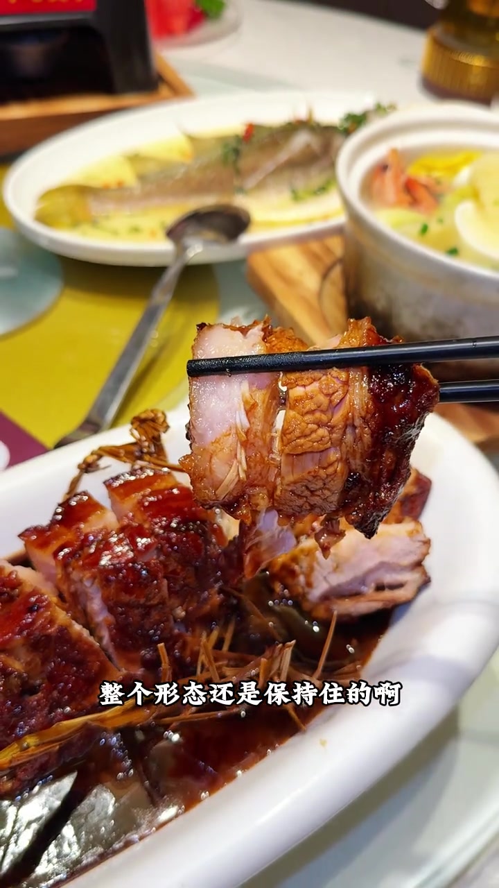 横跨大半个上海来周浦吃一个鱼头捞饭，酱烧的胖头鱼，一点腥味没有，汤汁拌饭太赞了，半个烤鸭只