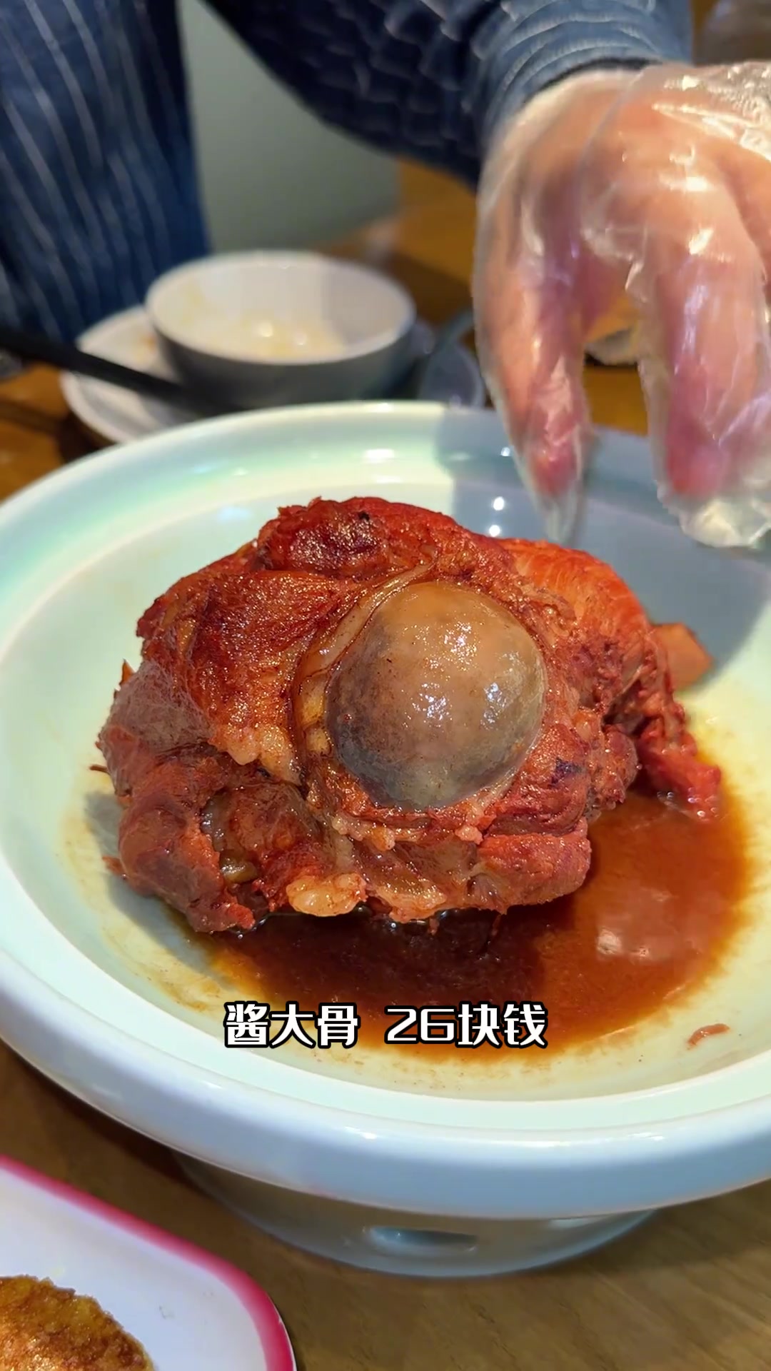 东北人推荐的东北菜,果然量大又实惠!四个人,点了满满一桌,消费249,吃不完只能打包!酱大