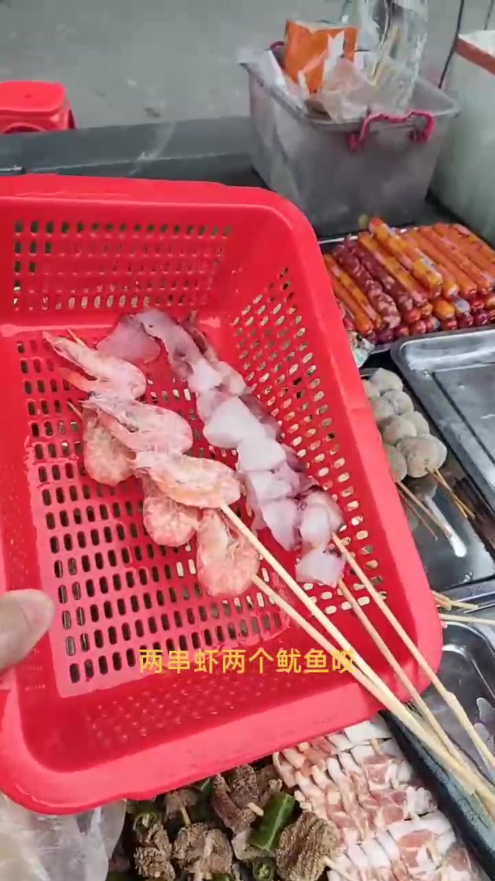 地摊,两串油炸河虾二串油炸鱿鱼……喝一杯啊?!唉……冷冷清清的横沥镇哦