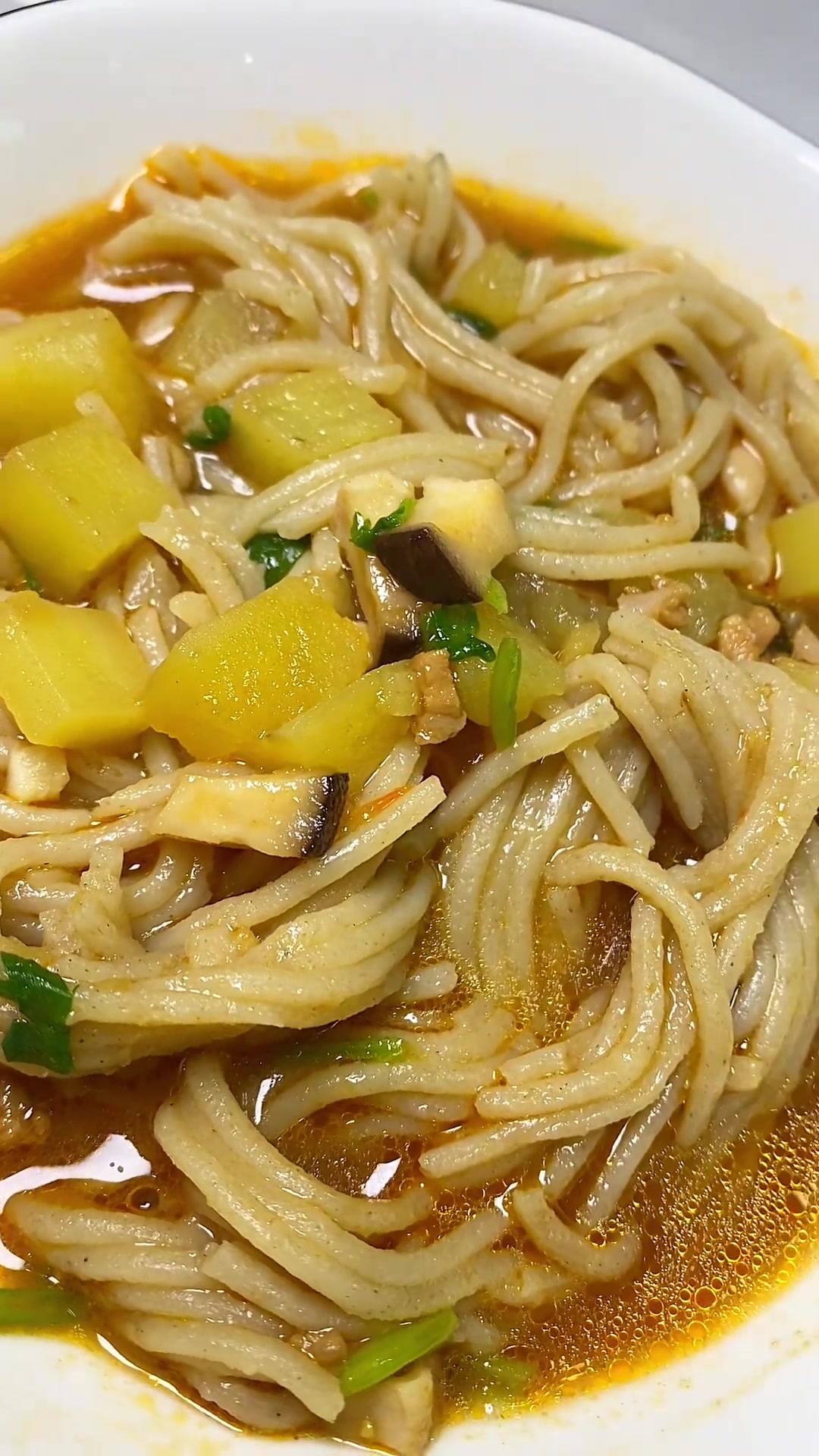 天冷了吃点羊肉汤莜面美味又健康