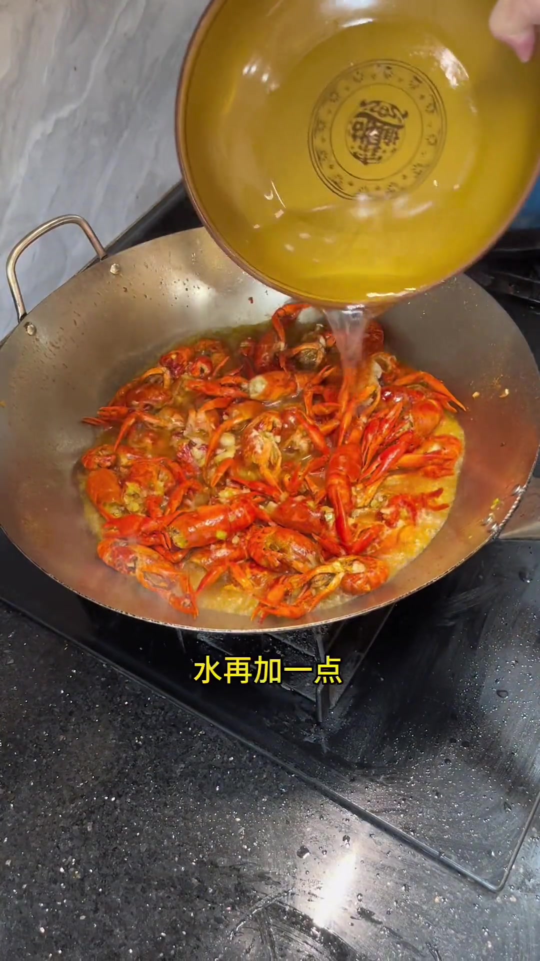 蒜蓉小龙虾这个夏天的夜宵模式就从一份蒜蓉小龙虾开始吧
