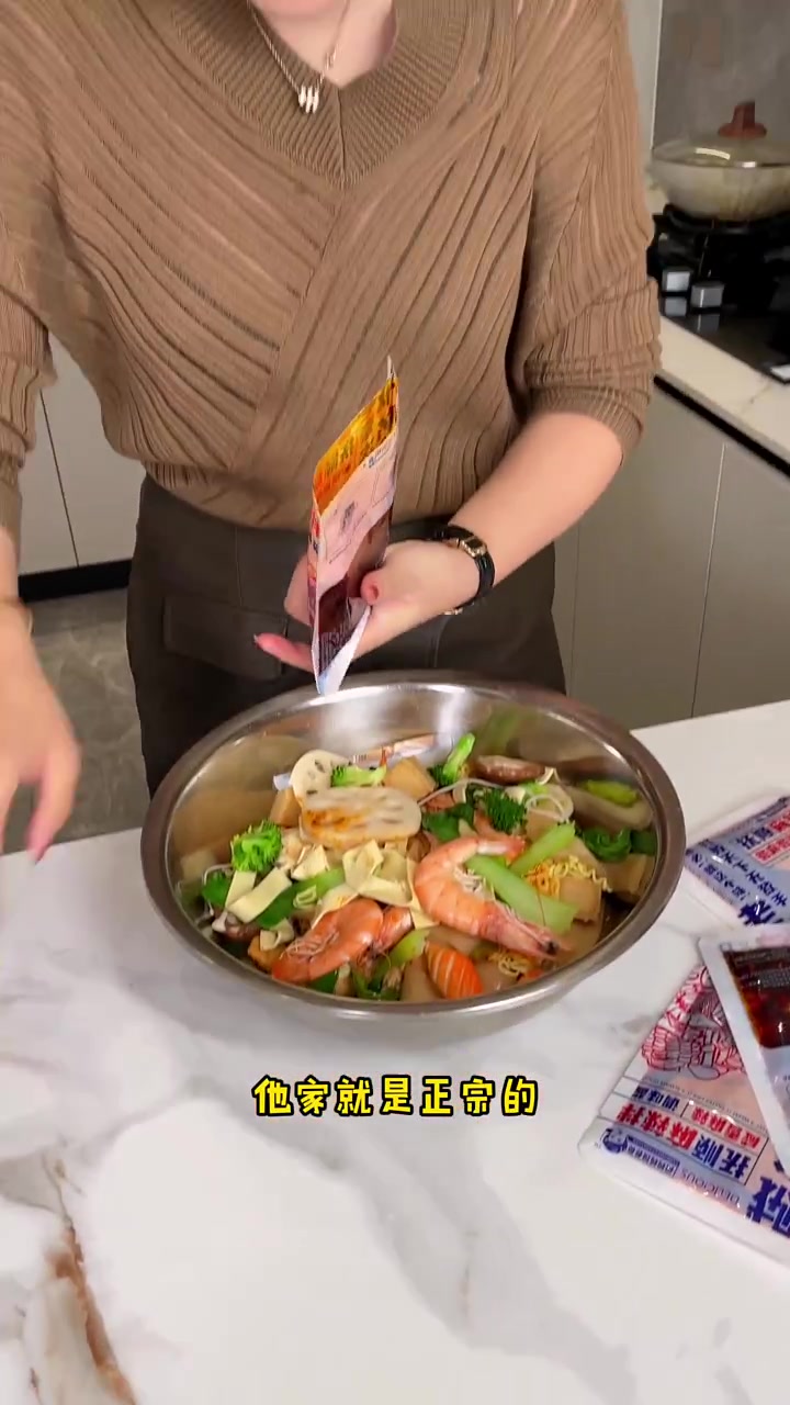 今天做一个比麻辣烫更好吃麻辣拌,用这一包料就能轻松搞定