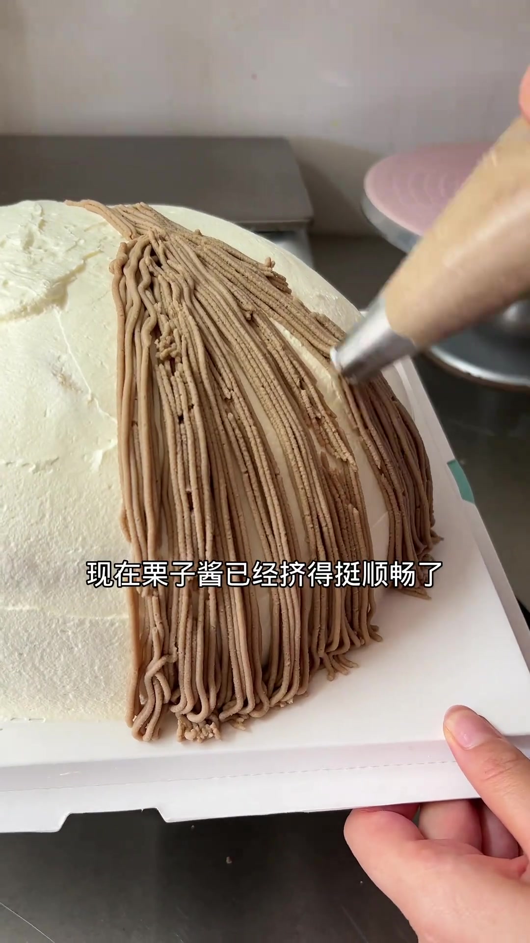 小伙伴们想看我做栗子蛋糕了,一上午做三个不一样的栗子蛋糕