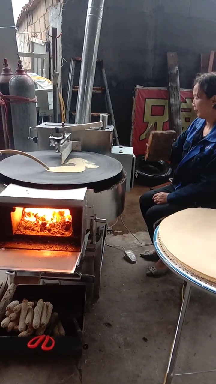 山东沂源大哥用煤柴两用的煎饼机，烙传统手工大煎饼