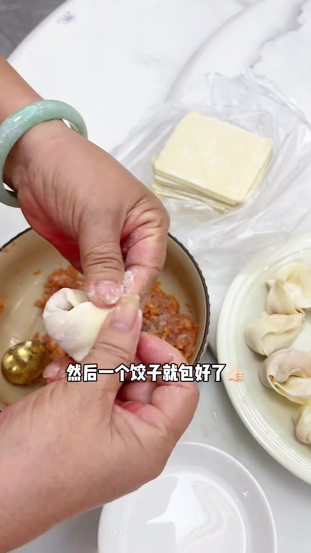 谁能拒绝一碗热气腾腾的饺子呢~我直接靠两碗公