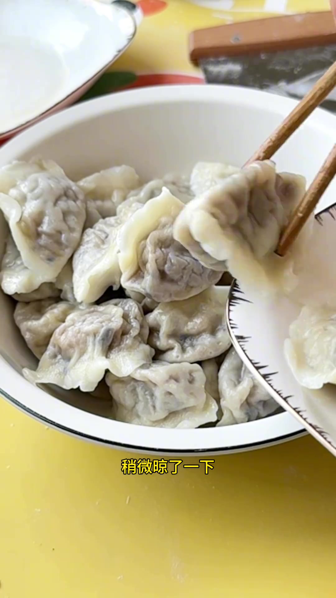 山东小县城，中年夫妻的真实生活，中午下班回家包饺子