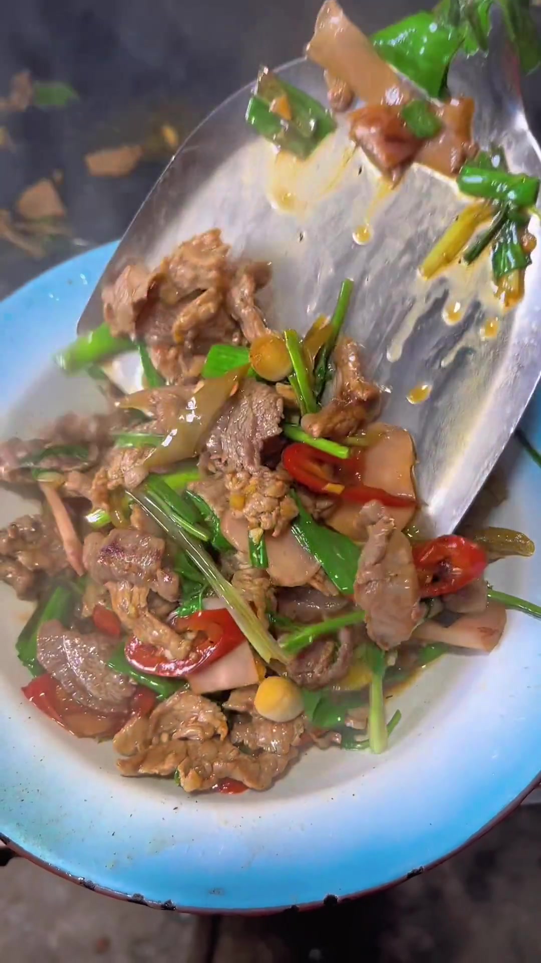 粉丝和朋友过来做客，没有去酒店，也没下馆子，更没做大鱼大肉，亲自下厨做了一桌家常菜，蒸了一