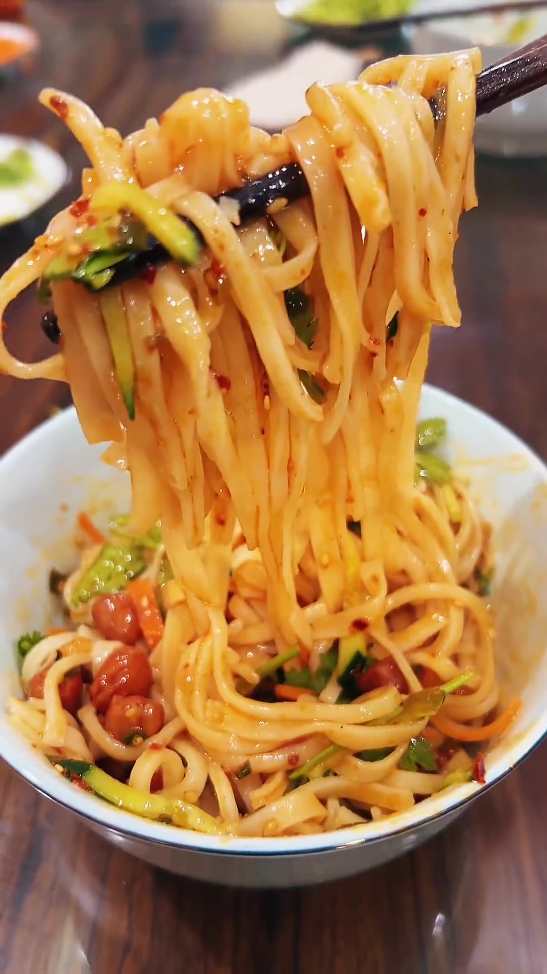 炎炎夏日，来一碗酸辣开胃的凉面那是太幸福啦！酸辣凉面，凉爽开胃实在是这个夏天不能少的美食！