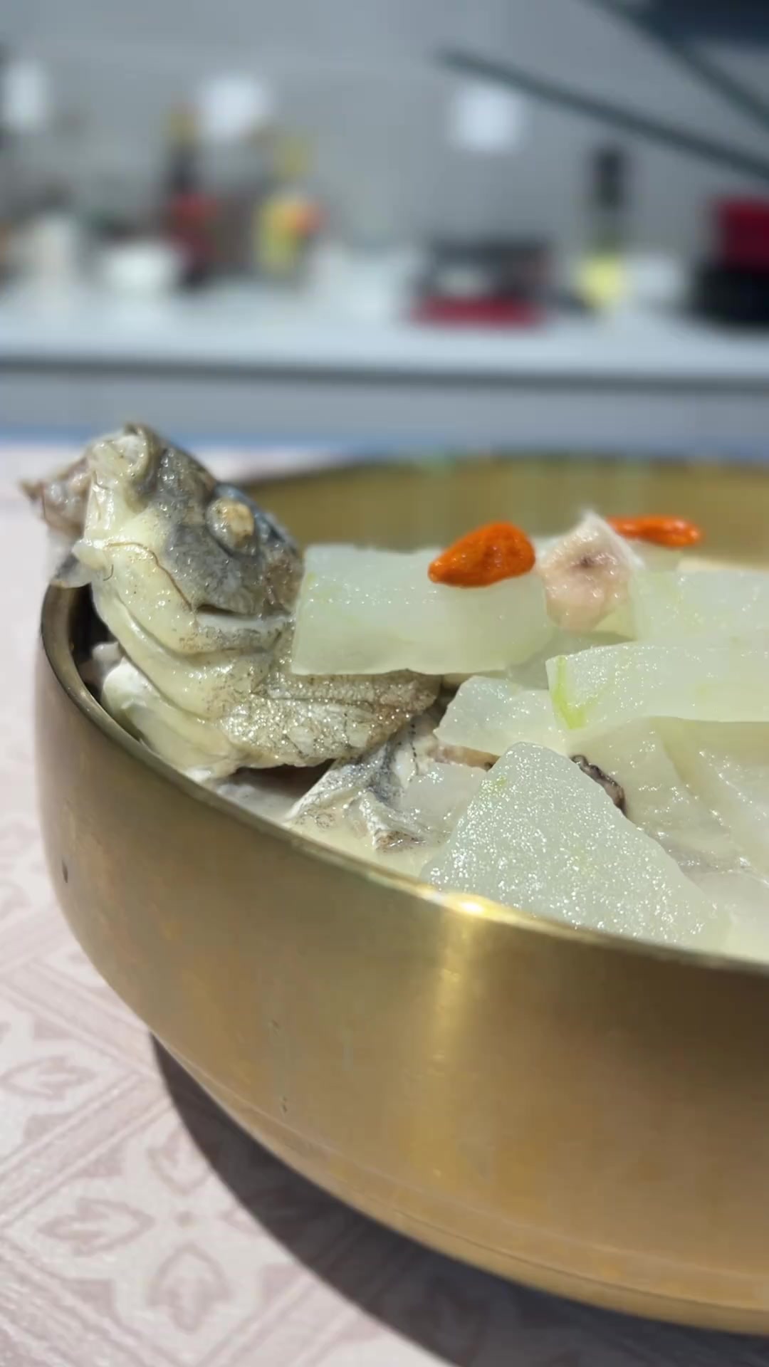 茯苓、玉米须、冬瓜三大宝熬成的鲫鱼汤,真的很鲜美,赶紧试试吧