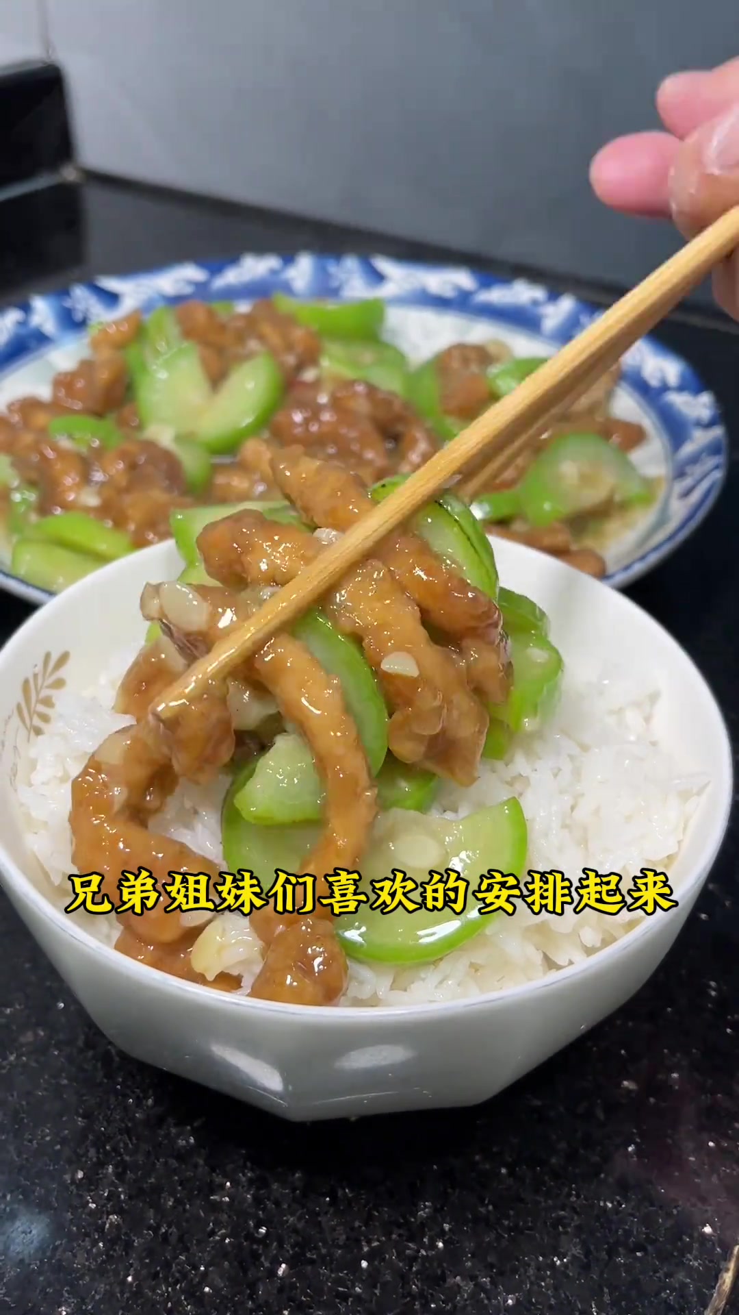 当季丝瓜炒肉，家常美味，清脆鲜嫩又下饭
