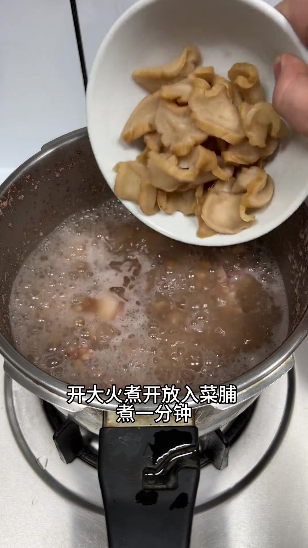 夏天到了，很多人喜欢喝汤，今天分享潮汕菜脯赤豆猪尾汤的做法，非常好喝