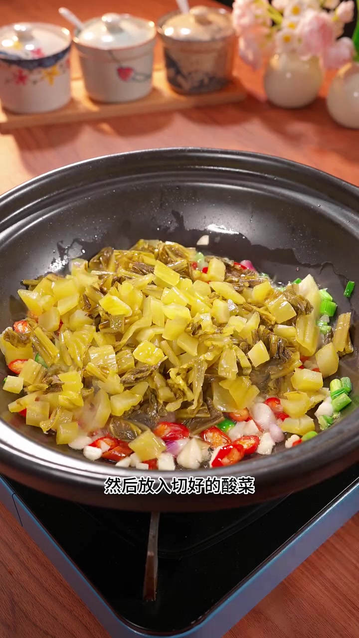 姐妹们天气越来越热了 家里人没胃口的时候 可以试试像我这样做一道酸菜肉片 鲜香滑嫩 汤汁酸