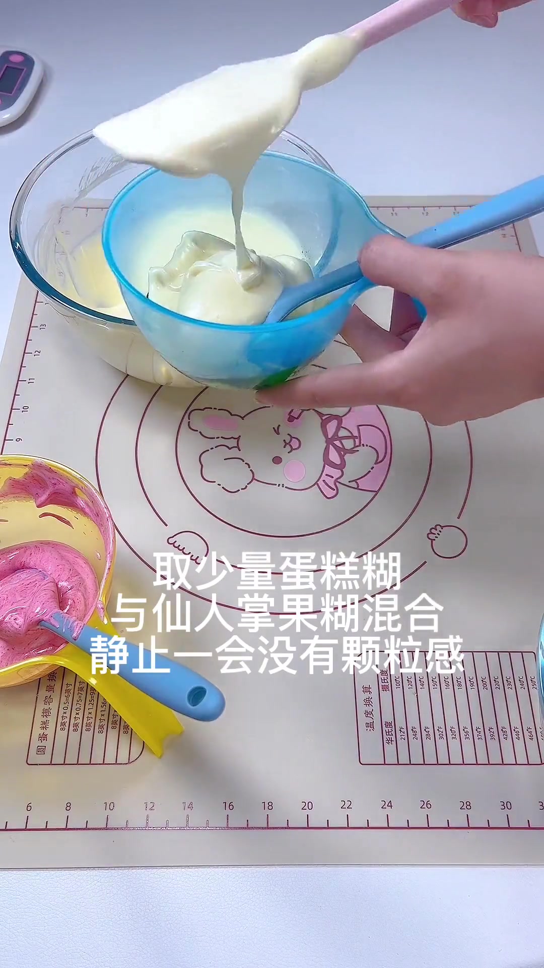 纸杯蛋糕,不想开裂就低温慢烤,不介意开裂就高点温度快点烤,但也不能太高温度,避免表面脆内部