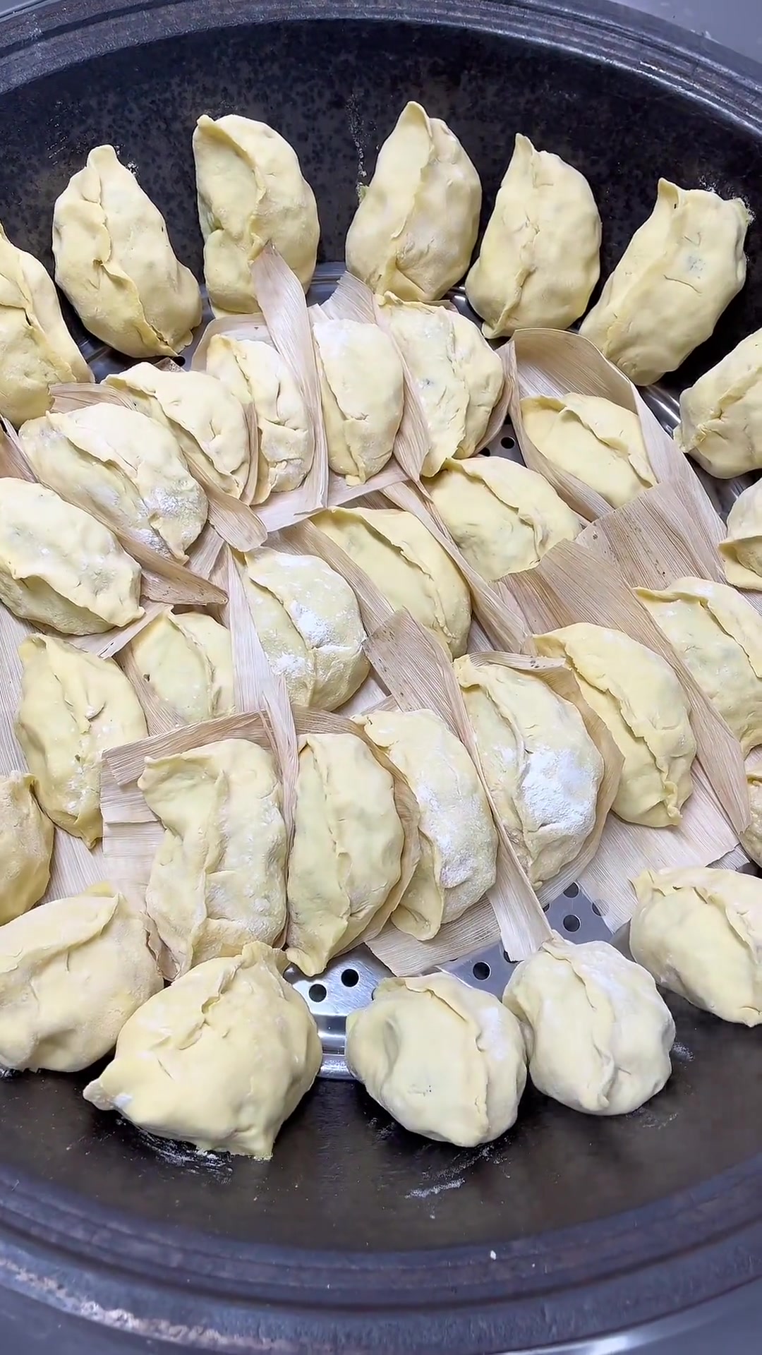 今儿包个雪里红菜饼子，鸟贝肉毛蚬子肉雪里红一结合那个小味儿绝了