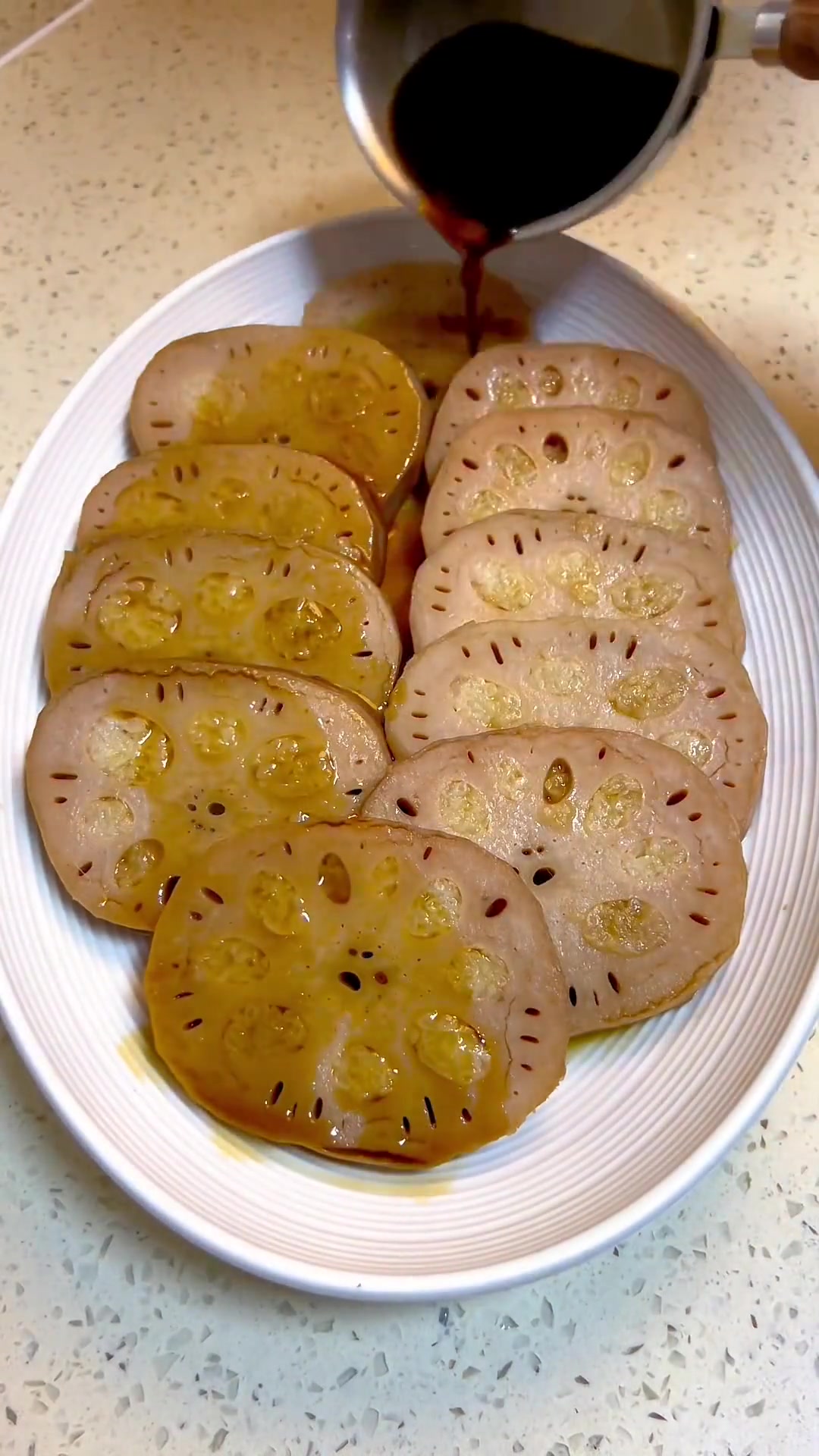 今日早餐：做了软糯拉丝的桂花糯米藕，还做了两个孩子爱吃的三明治，搭配了鸡排蔬菜拼盘，简单营