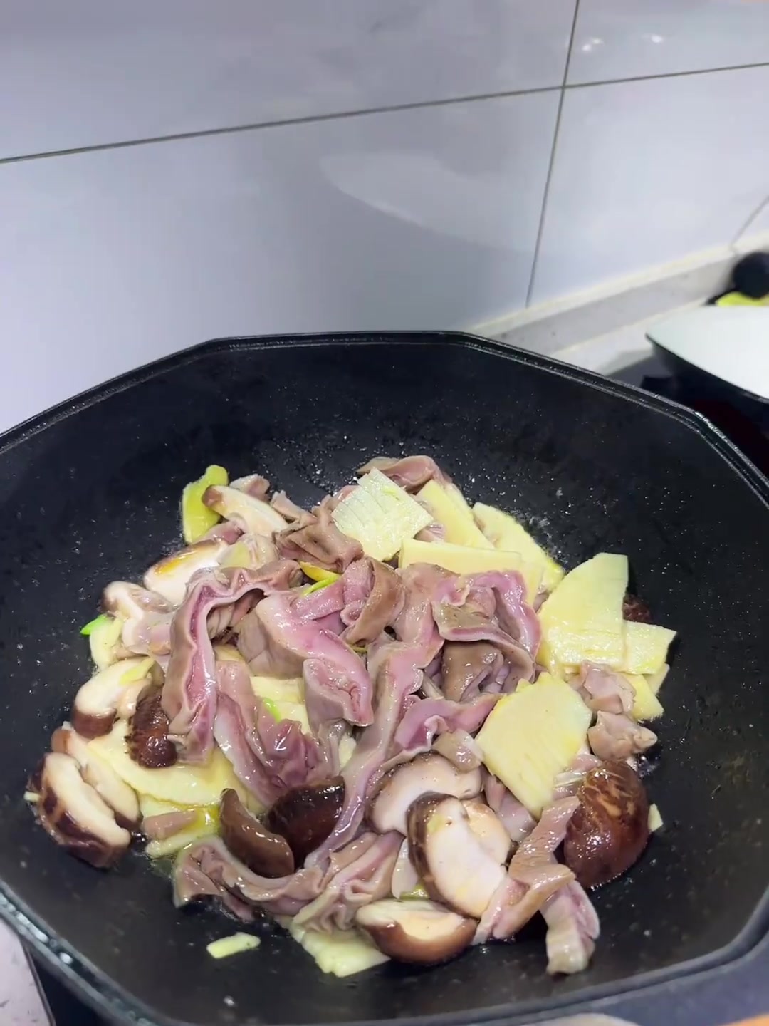 上海本帮菜上冬炒肚子详细做法，超香超好吃！