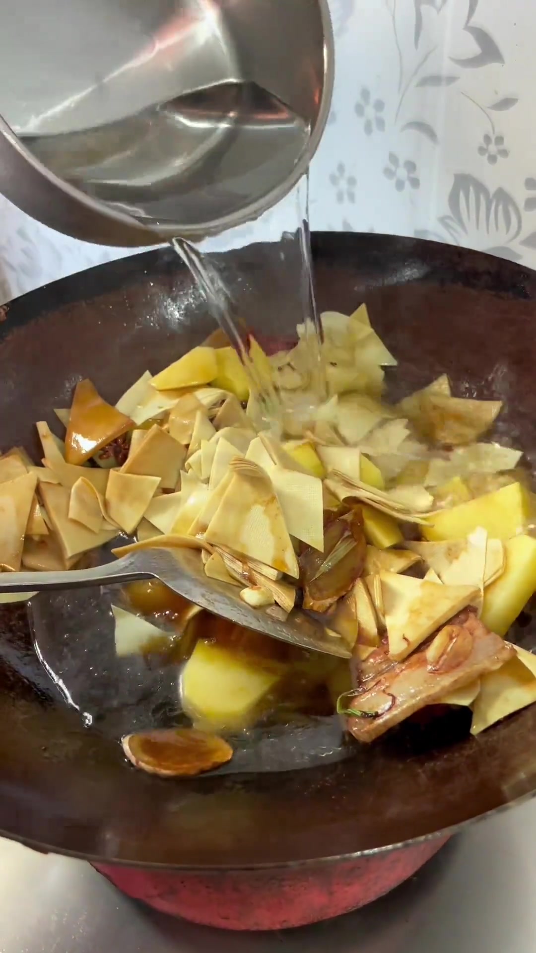 五花肉炖干豆腐土豆片