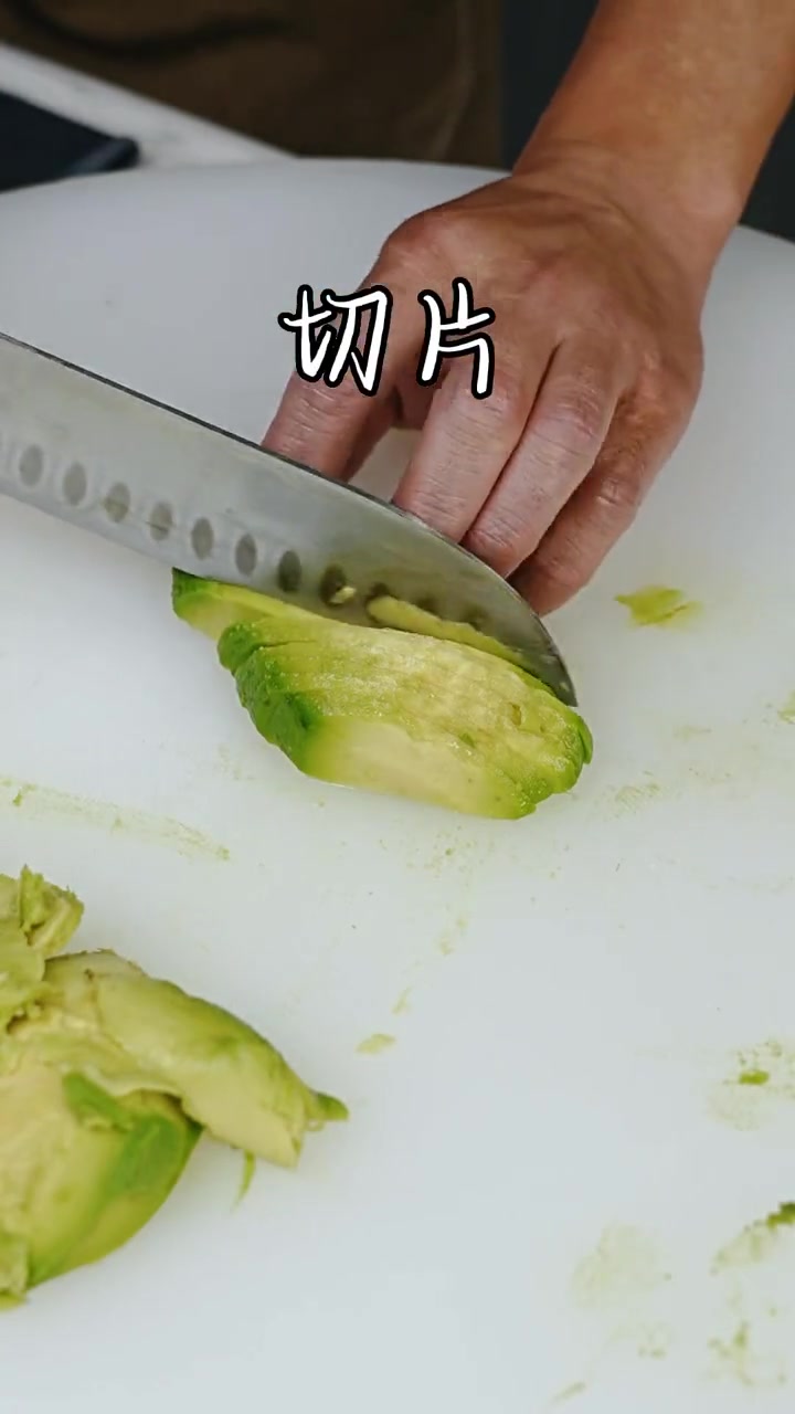 「三文鱼塔塔」三文鱼加牛油果的奇妙组合,口感丰富,减脂必备!