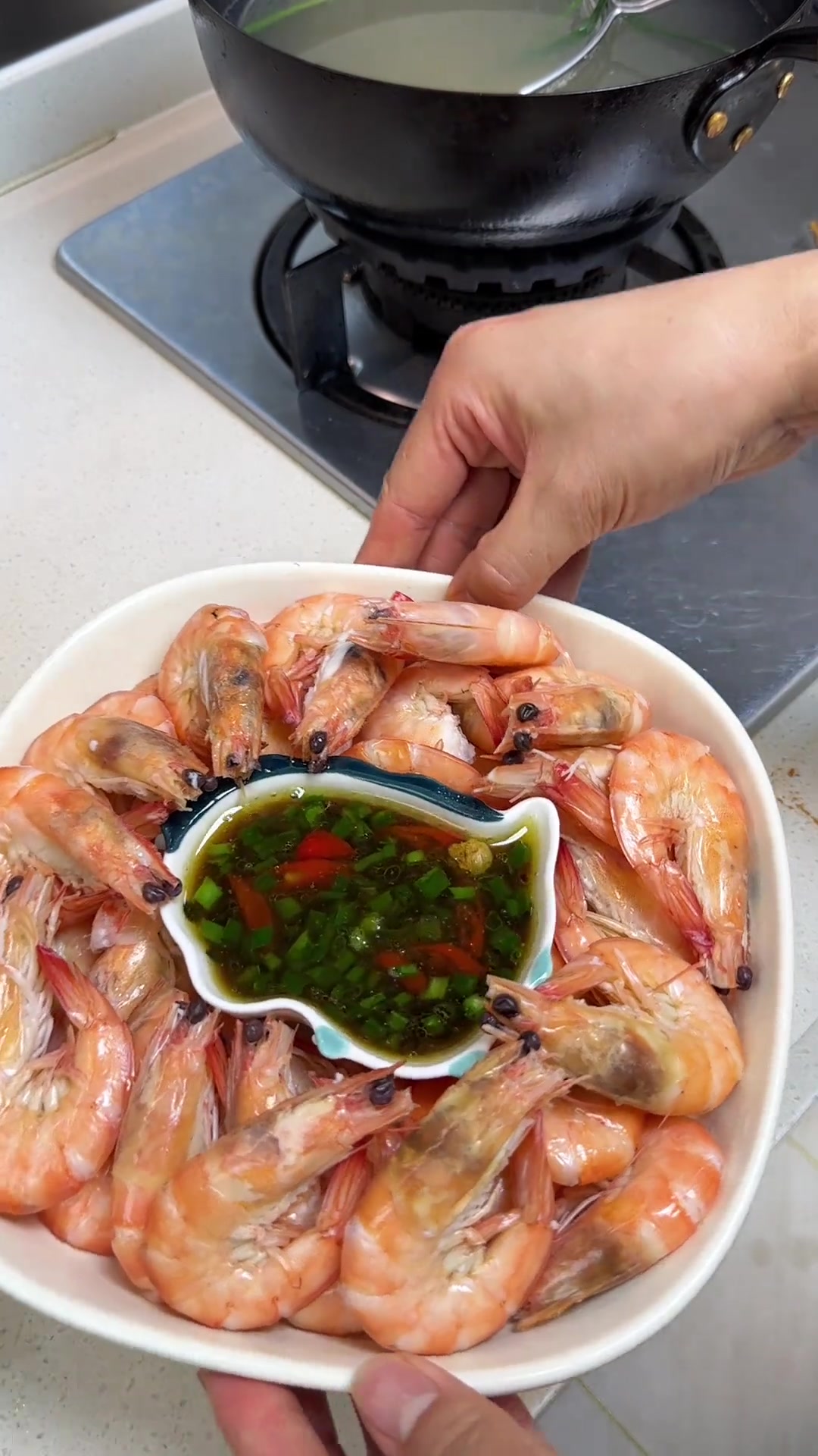 休息日的晚餐很丰盛，酸菜鱼白灼虾扁豆烧肉