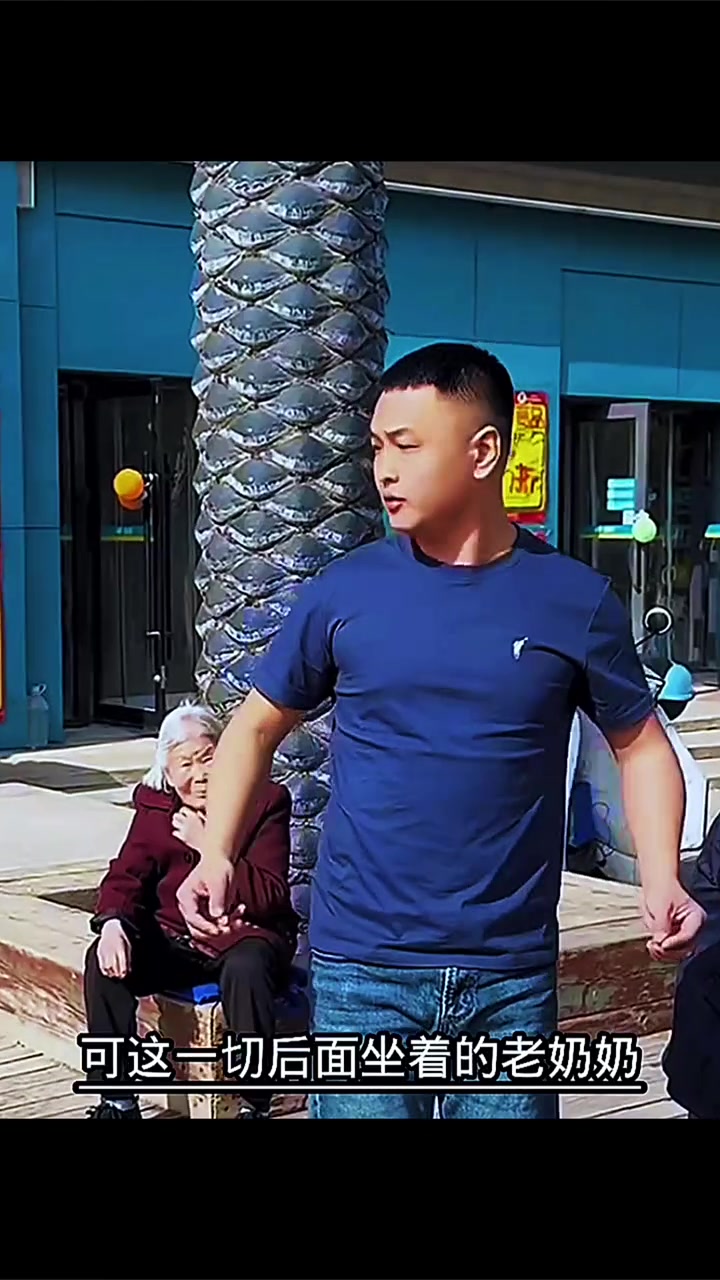 一拿伞的男子搞怪,把正专注看热闹的男子,手上拎的肉条,一下子举到了伞上面。男子感应到,立马
