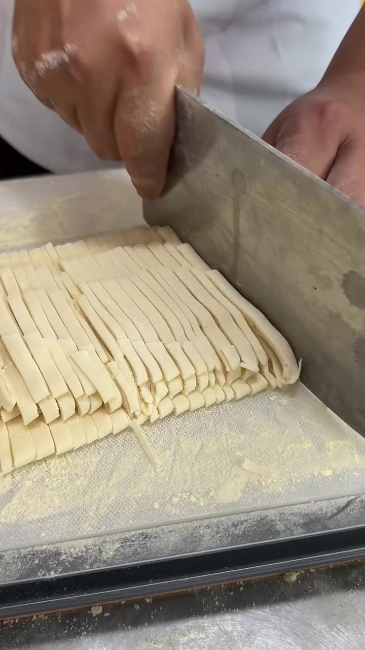 手擀面制作技巧，加点它更劲道软弹，一小时不坨