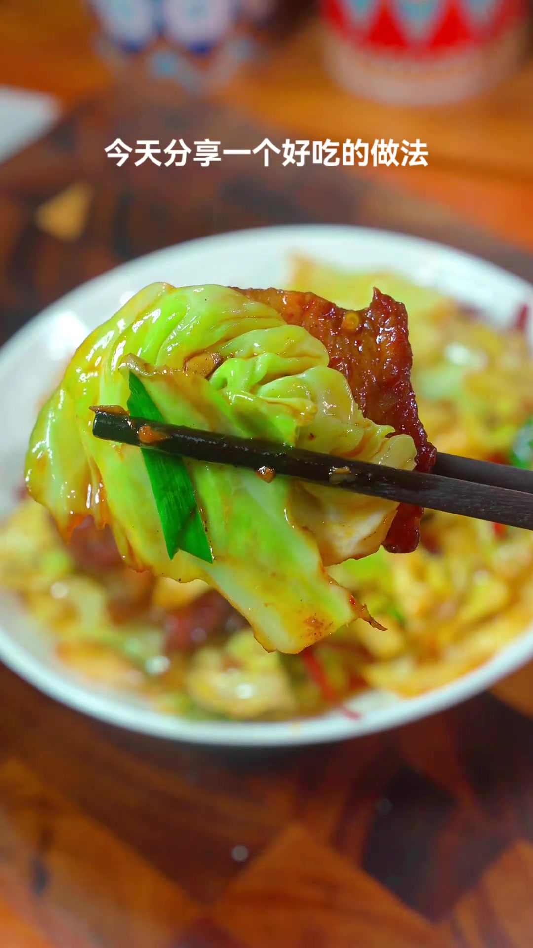 越是简单的家常菜,越是要讲究做法,手撕包菜这样做非常好吃