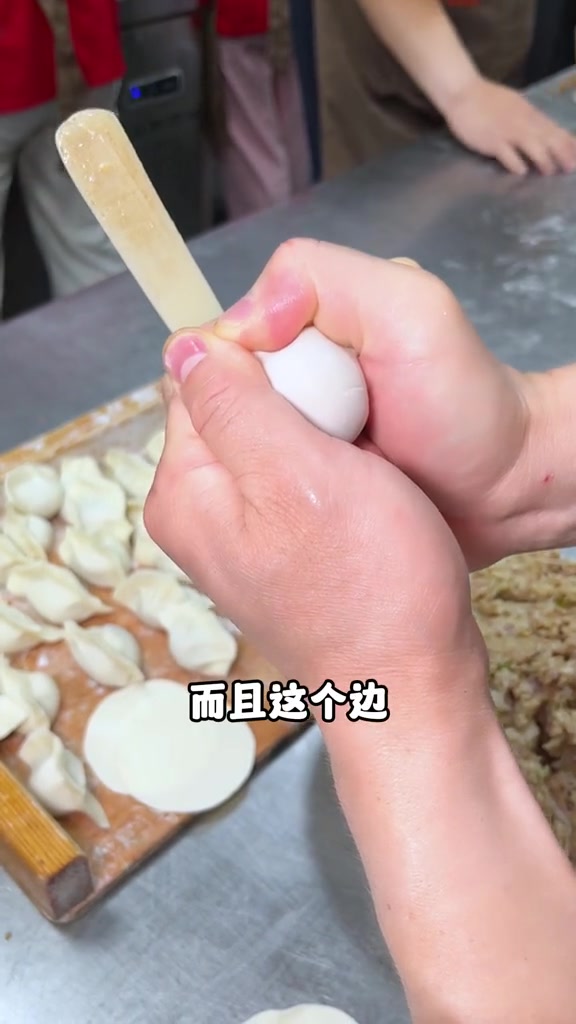 今天教大家最简单的包饺子手法