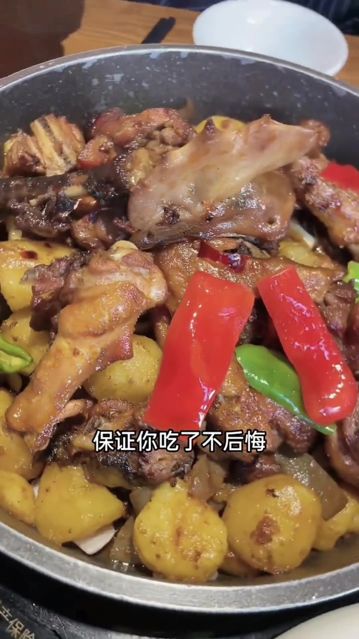 吃最嫩的鸡,喝温柔的酒,聊暖心的话,聚够铁的情,来吃陈氏烧鸡公!