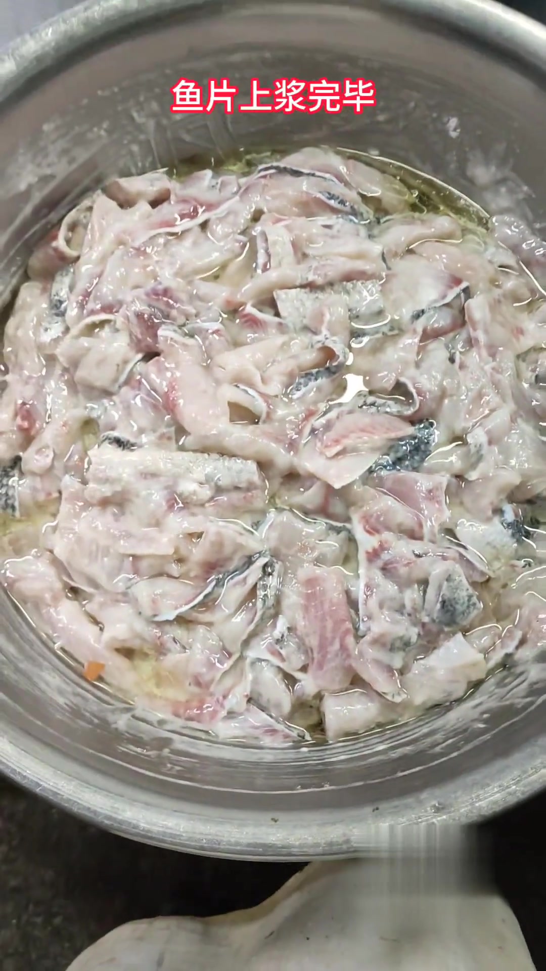 今日分享食堂新菜蒜泥粉丝蒸黑鱼片个人做法,做的不好仅供参考哈!