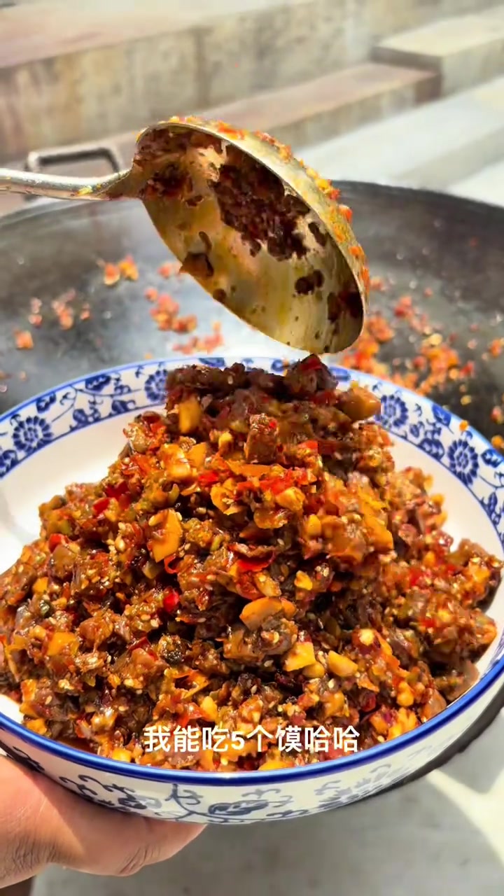 香菇牛肉酱夹馍，今天做了香菇牛肉酱夹馍，大颗粒牛肉酱吃起来嘎嘎过瘾，大家有时间了可以给家人