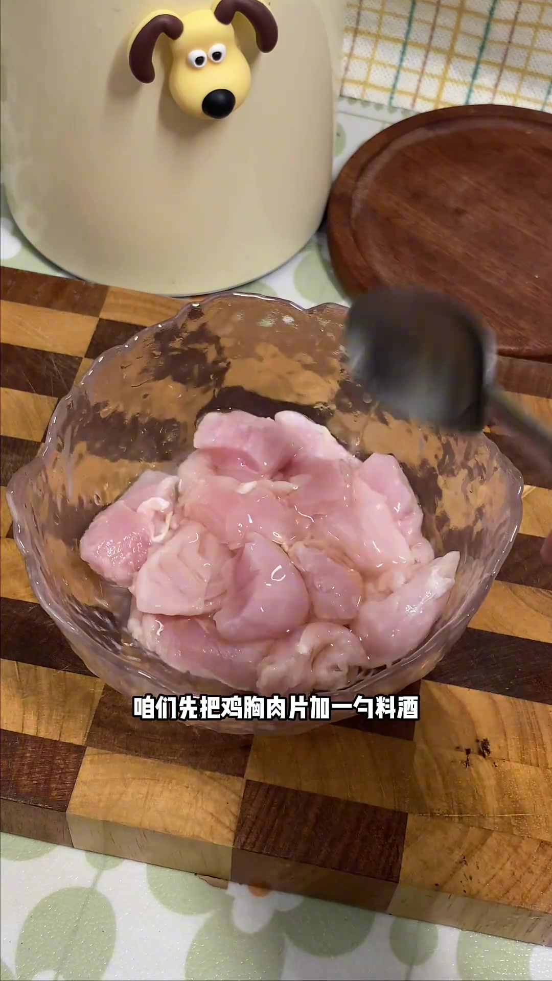 减脂期必试!低卡香辣鸡肉煲,豆皮金针菇超好吃!