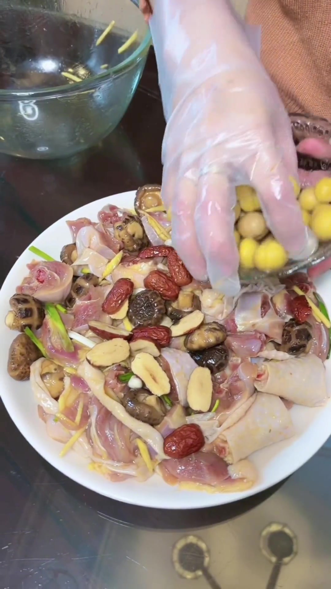 潮汕家常菜板栗蒸鸡是经常出现在餐桌上的一道家常菜非常好吃!板栗蒸鸡肉详细做法分享给大家!