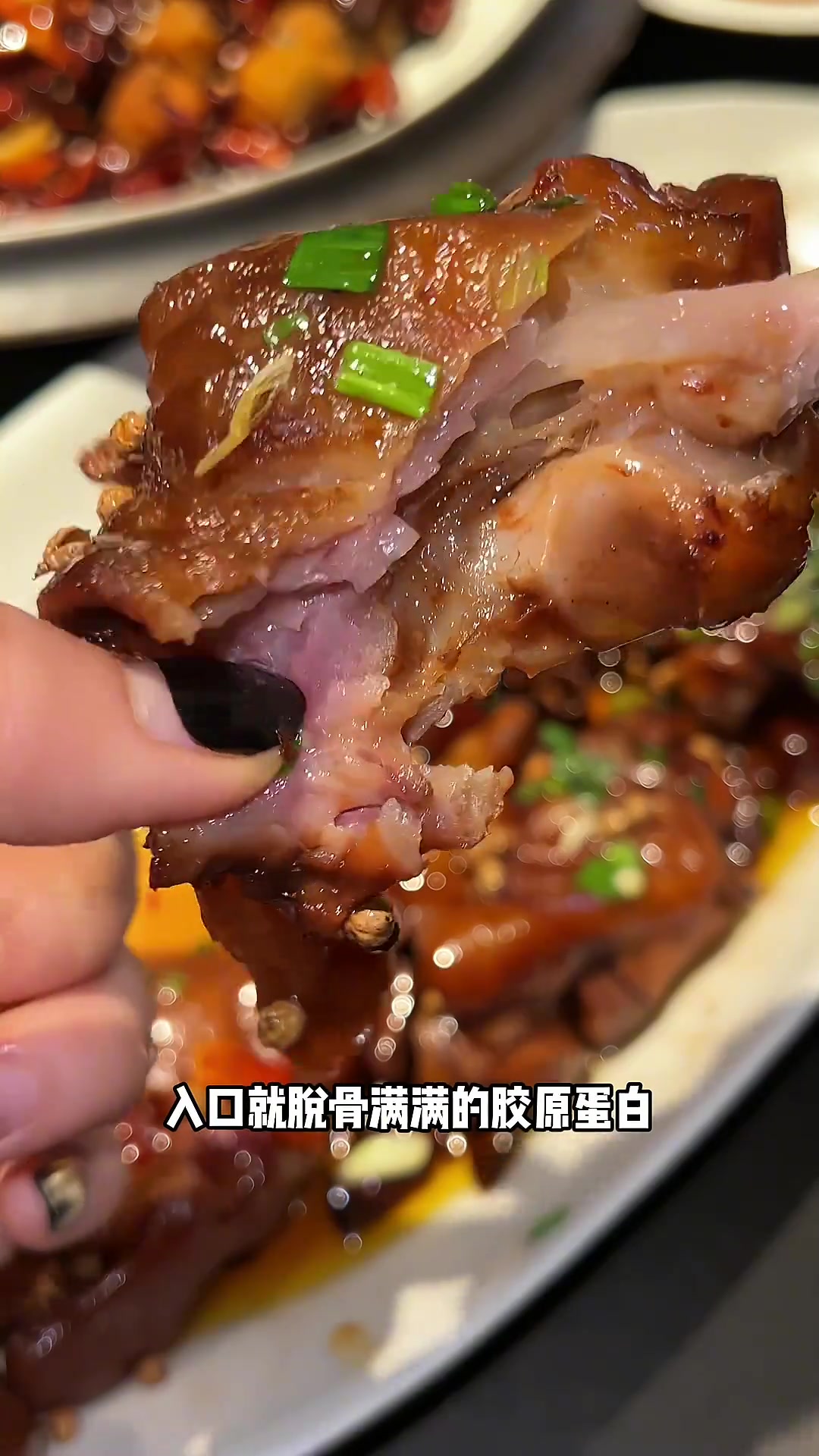 据说超多人一吃水煮鱼都直冲他家!这次我试了鳙鱼,口感好嫩呀