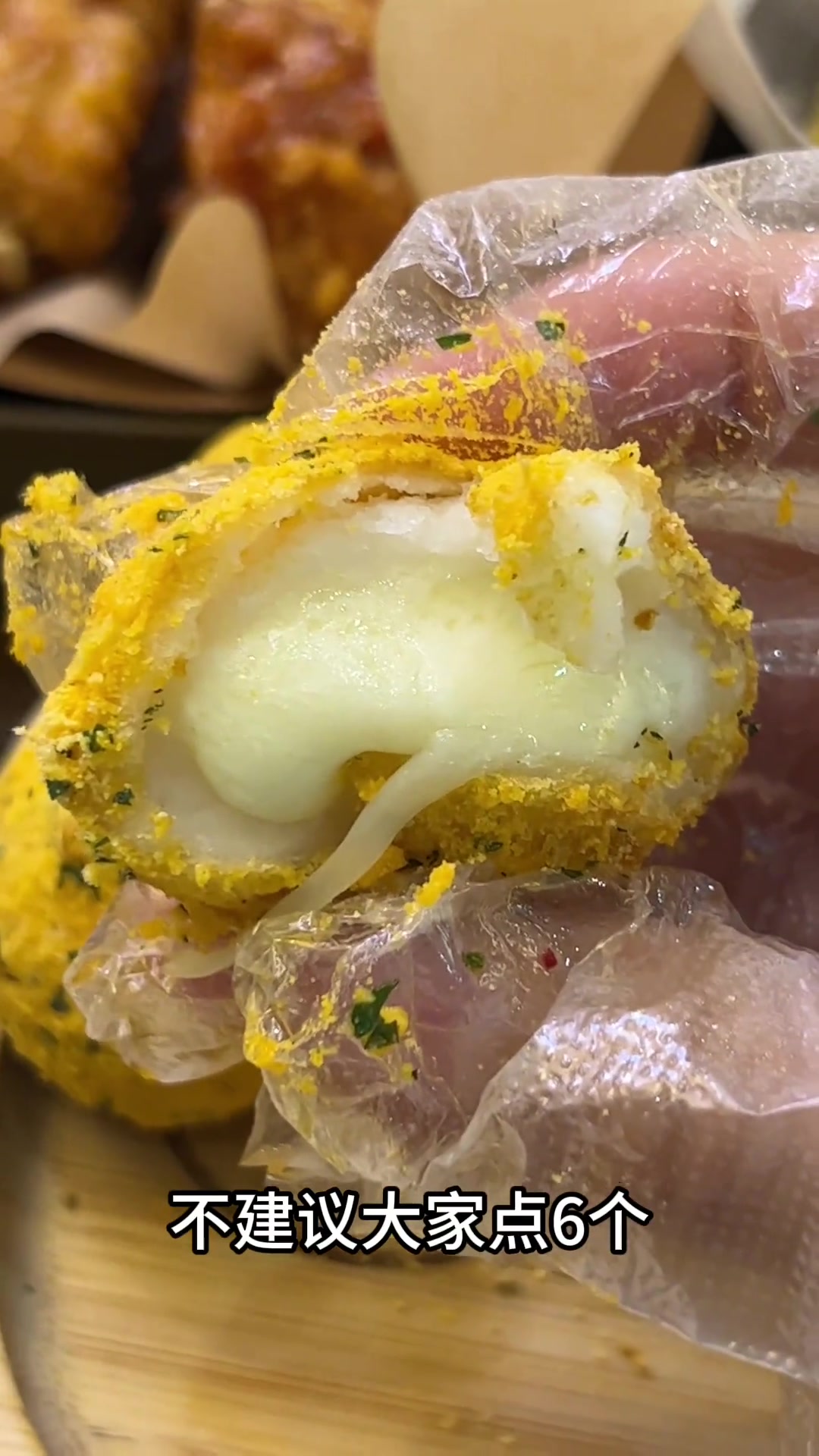 在北京也能吃到bhc同款炸鸡了?裹满芝士粉的炸鸡和拉丝芝士球好绝!