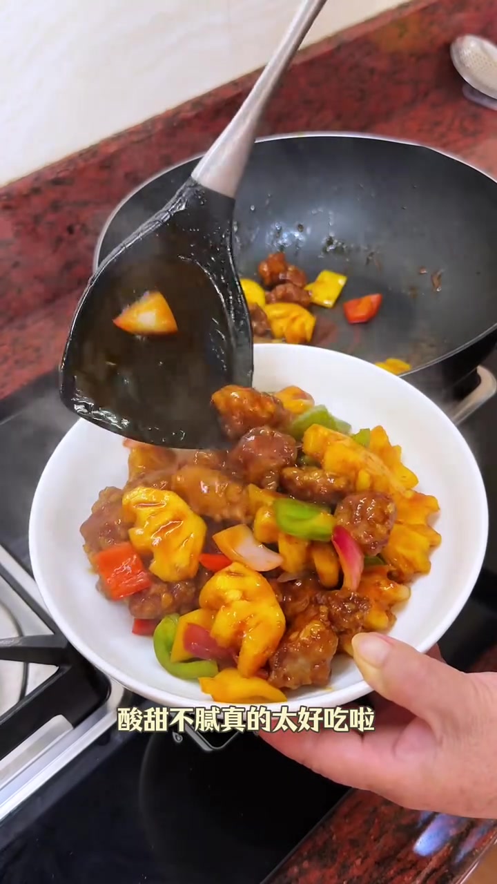 妈妈做的家常晚餐，每一道都好吃到泪崩！盐焗手撕鸡+菠萝咕咾肉+豆腐虾仁抱蛋+冷泡蔬菜小海鲜