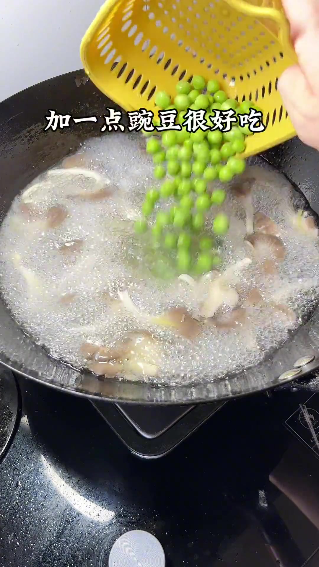 入秋了，要多喝点汤汤水水，家里有老人小孩的，一定要试试这个平菇蛋皮瘦肉汤，真的特别鲜美好喝