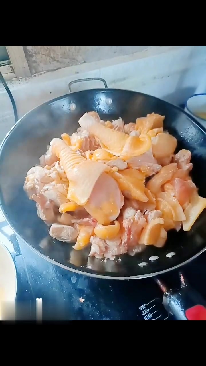 家里养的鲜鸡吃谷子