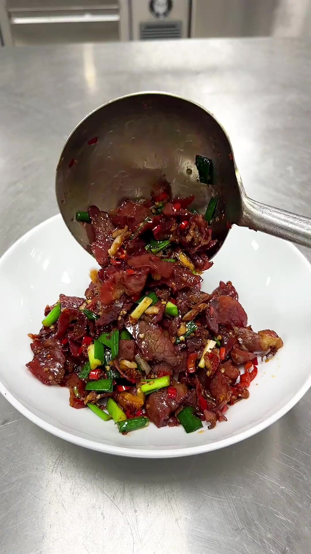 上次做了一个腊牛肉都说好吃,这次又买了几包,天热没胃口的朋友,可以做一单小炒腊牛肉,又香又