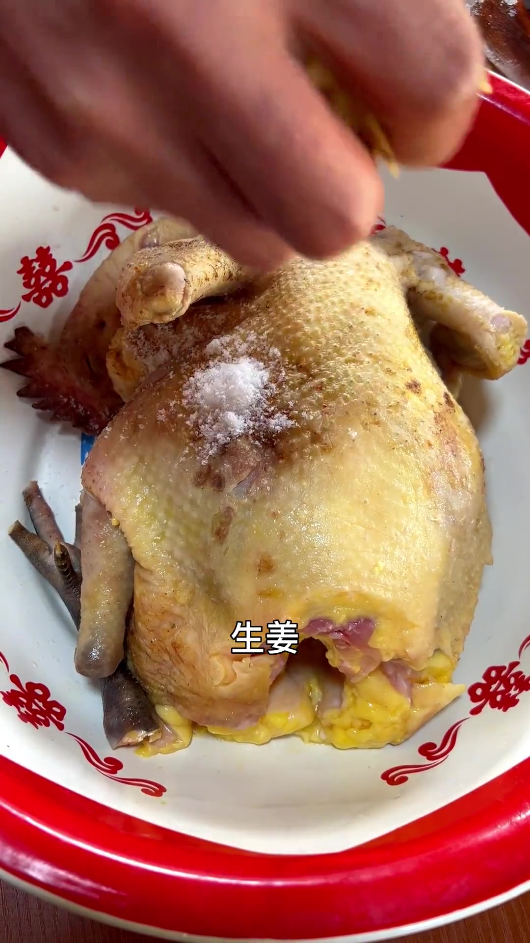 今天天气很好，鬼姑娘又来霍霍我的鸡来了，给大家分享一种古老的炖鸡方法