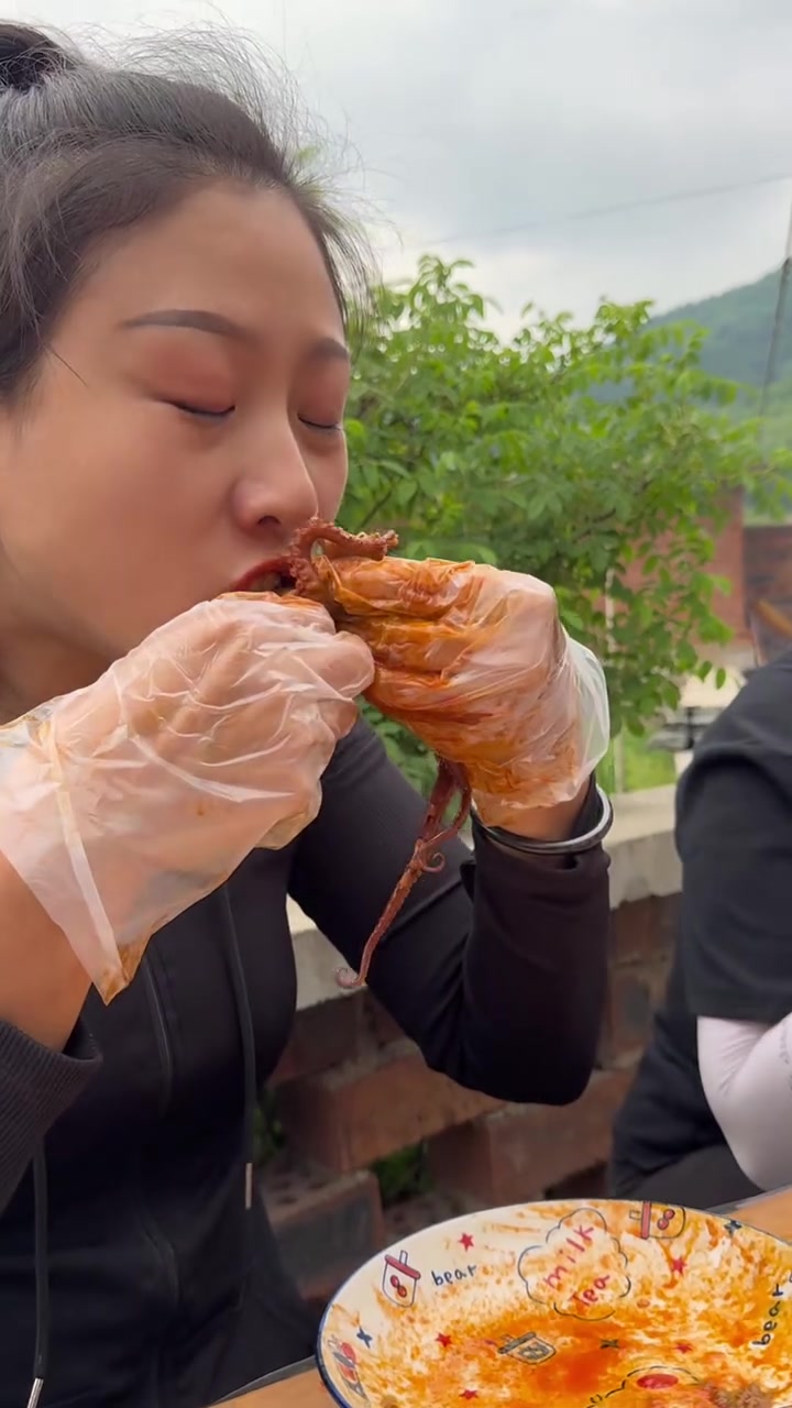 老铁们瞅好了！Q弹脆爽的爆辣八爪鱼真不是盖的！这么也吃太过瘾了