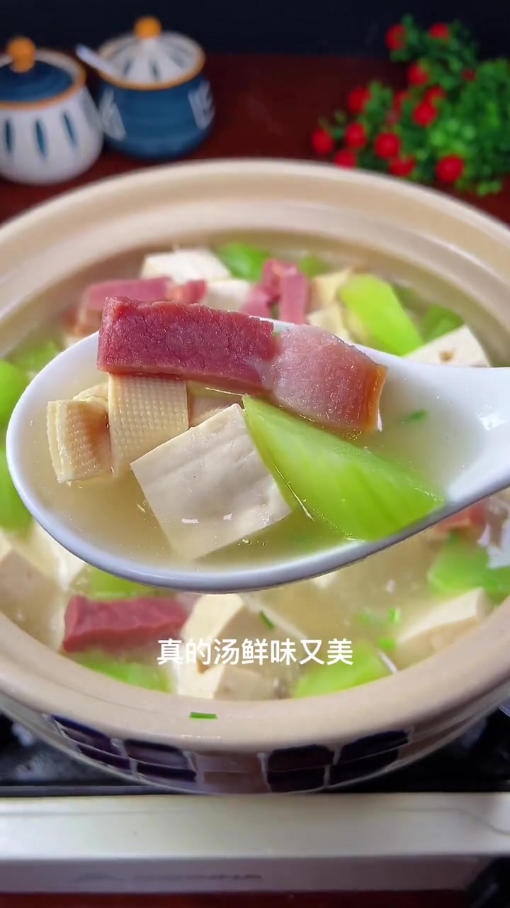 金华火腿炖豆腐，既能吃肉又能喝汤，天气冷的时候特别合适呢