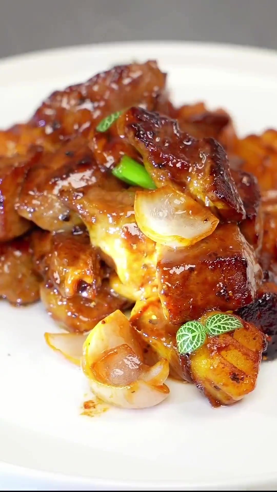 黑胡椒和牛肉真是天生一对,这道雪花牛肉粒一口一粒,香鲜嫩满溢唇齿