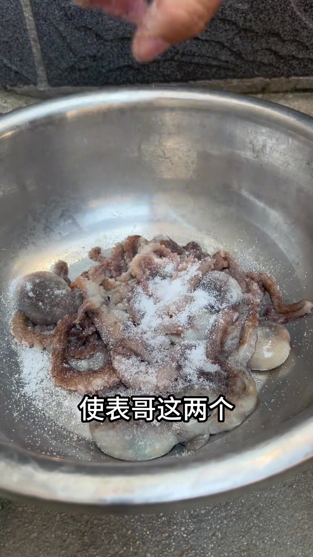 做凉拌巴蛸,一定要用活的!而且处理的时候,用盐不要放醋!这是巴蛸脆嫩的关键!