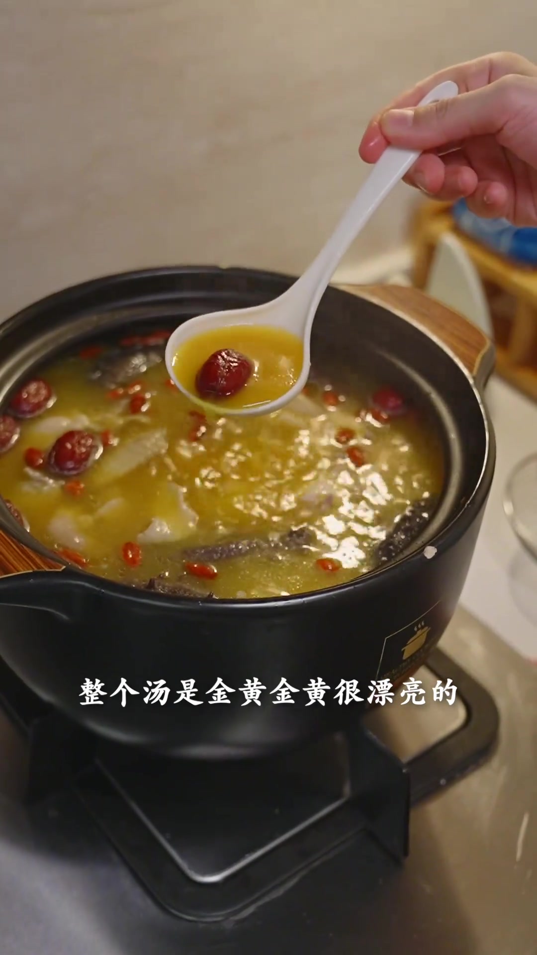 煲个全家人喜欢喝的金汤花胶海参鸡汤