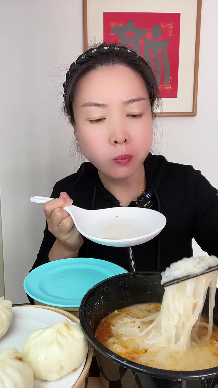 尝南京特色小吃鸭血粉丝汤、小笼包和蒸饺，味道超赞！