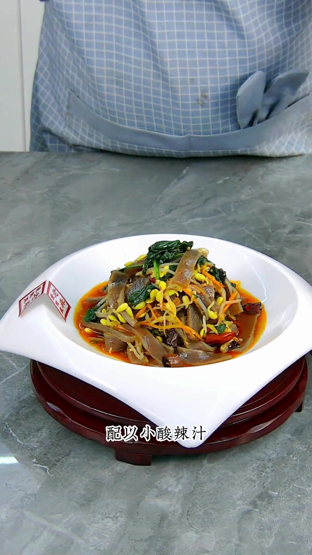 农家土魔芋凉拌,加豆芽菠菜,酸辣口感超赞!