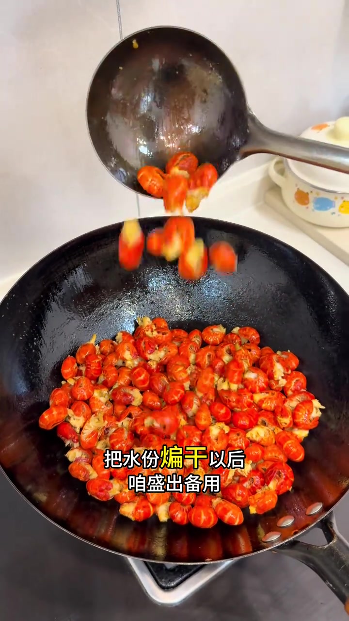 夏天人人都爱吃的炒虾尾，今天分享家常做法
