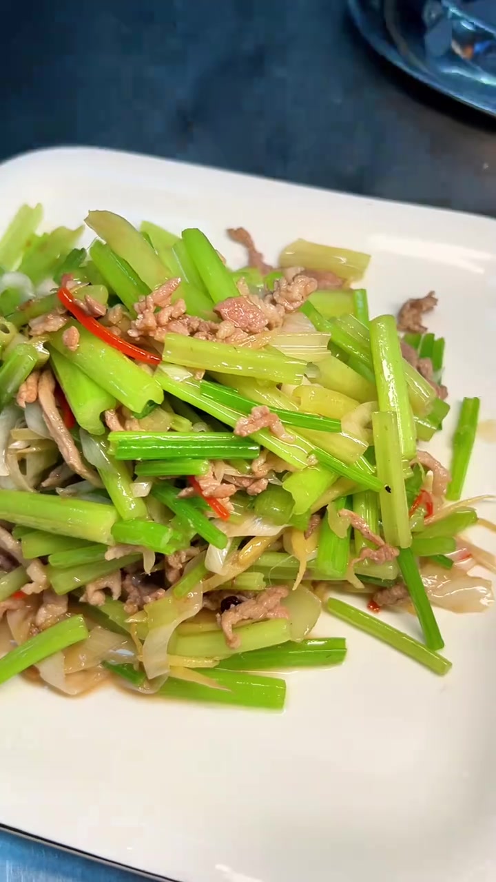 孟利私房菜老板教你做单县最传统老本打芹菜肉丝