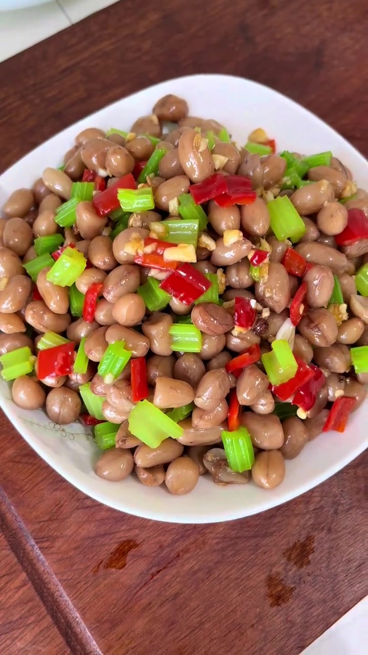 适合夏天的凉拌花生米，好吃不上火，做下酒菜特别好