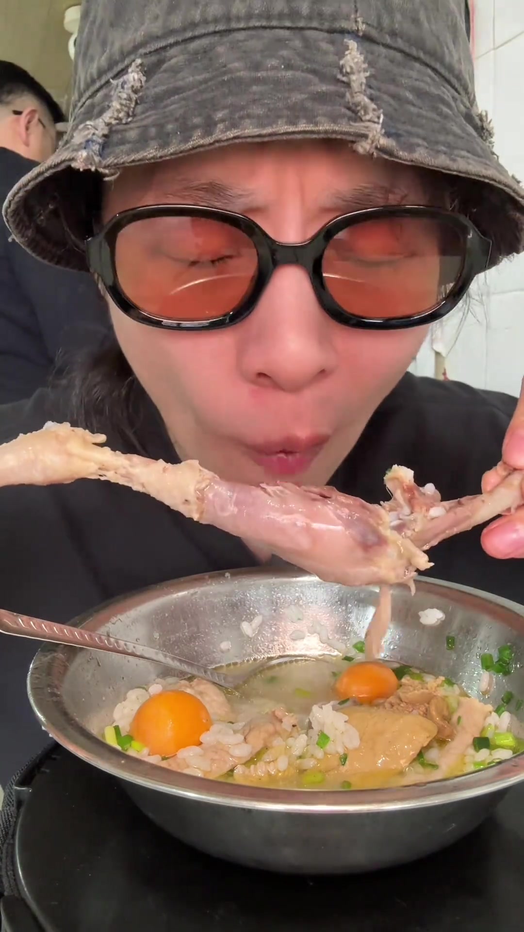 贵阳街头土鸡汤泡饭!鲜的没边!大鸡腿好嫩!